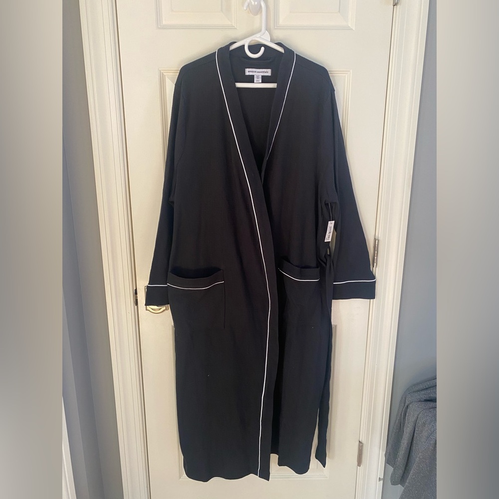 Women’s robe black XXL front pockets and toes.